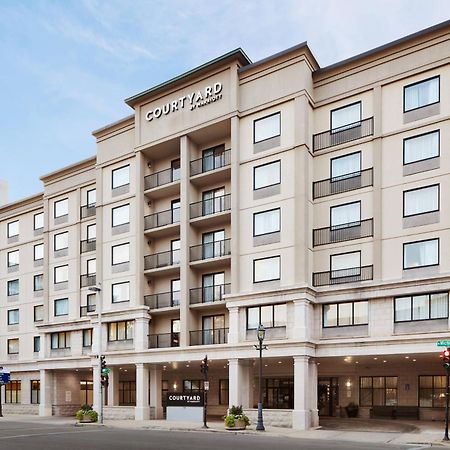 Courtyard Milwaukee Downtown Hotel Exterior foto