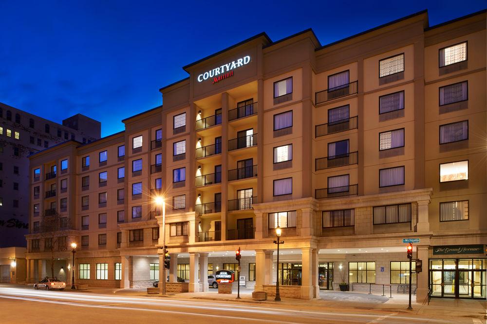 Courtyard Milwaukee Downtown Hotel Exterior foto