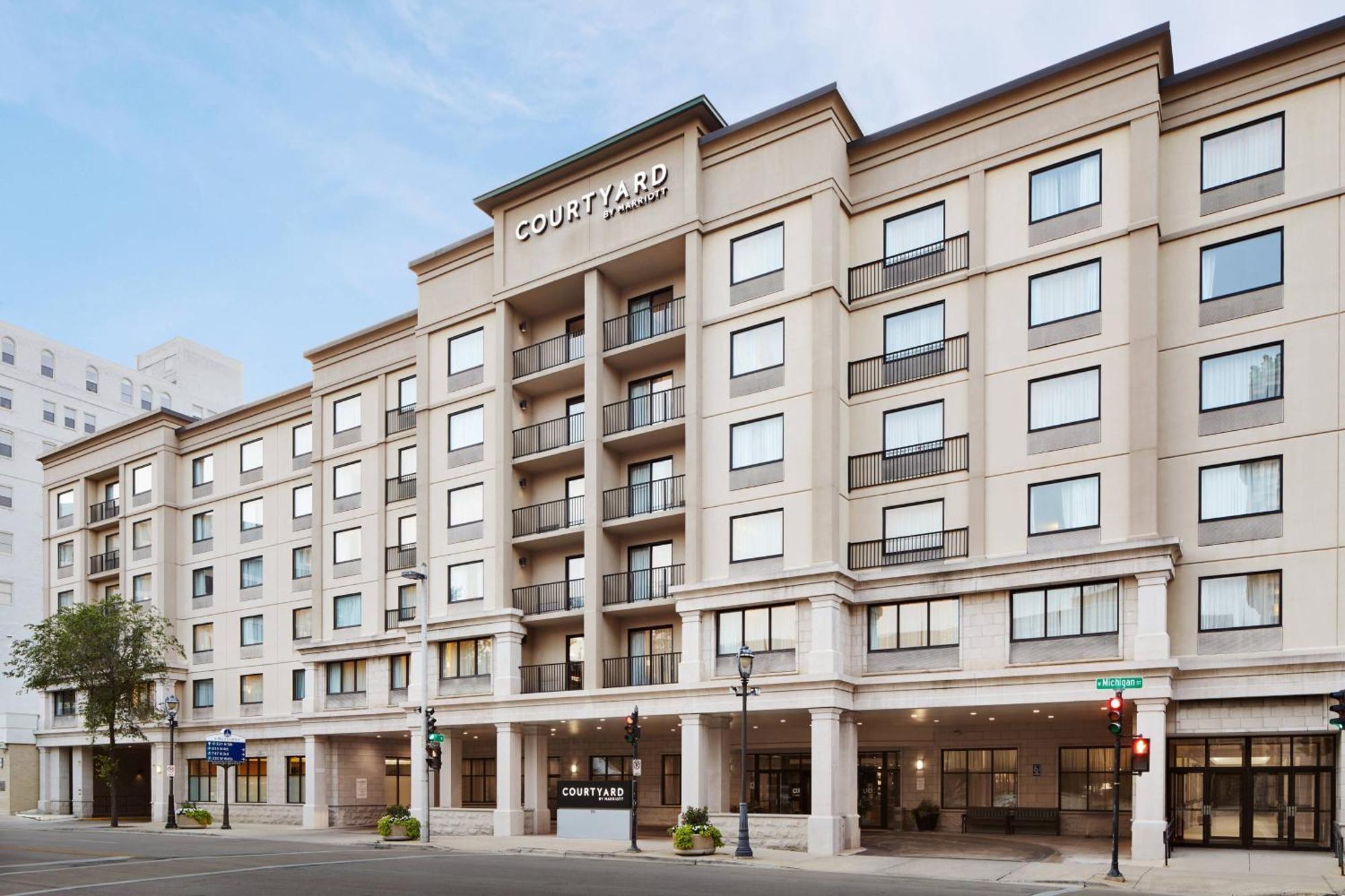 Courtyard Milwaukee Downtown Hotel Exterior foto