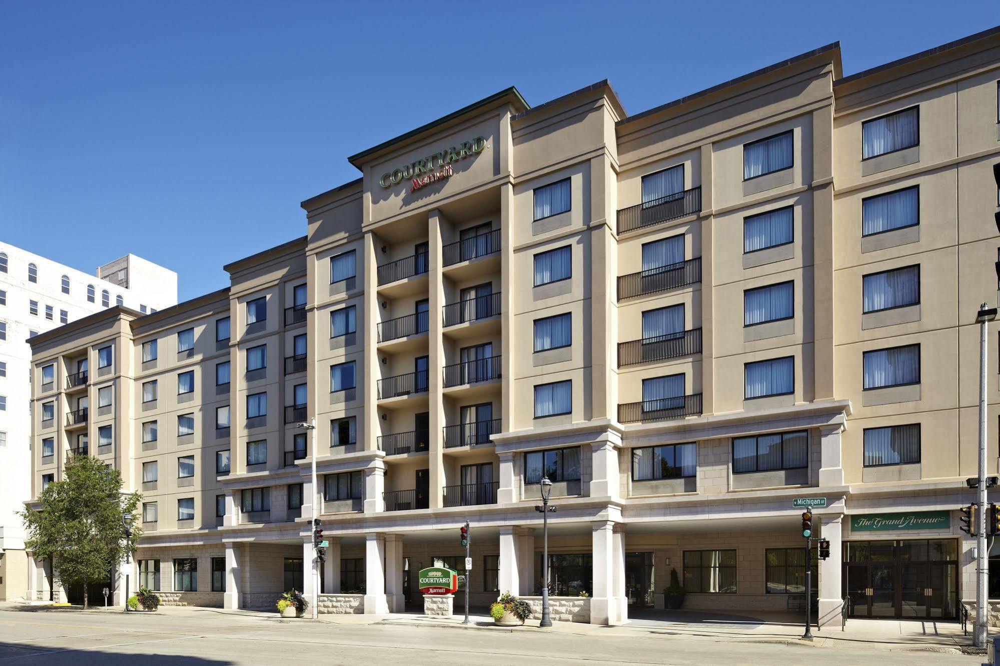 Courtyard Milwaukee Downtown Hotel Exterior foto